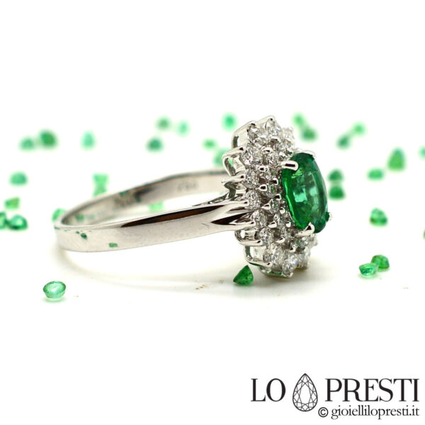 anelli-con-smeraldo-contorno-diamanti-brillanti