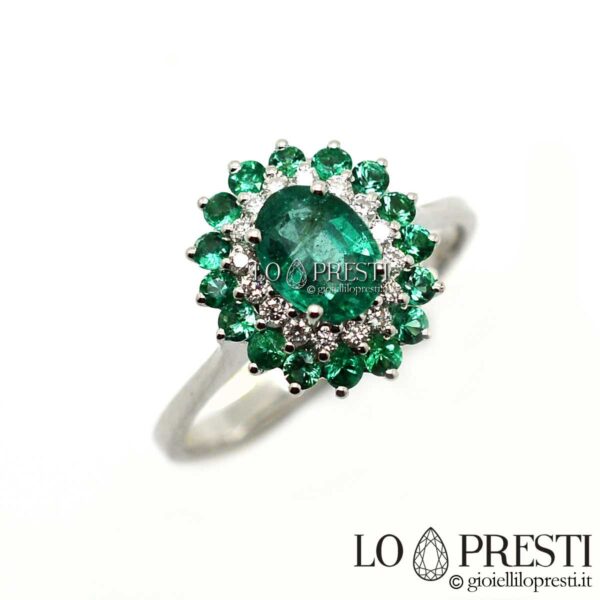 anel artesanal com esmeralda lapidação oval e diamantes lapidação brilhante, modelo clássico, presente de aniversário