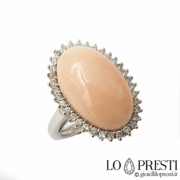 Ring mit rosa Lachskoralle und brillanten Diamanten aus 18-karätigem Weißgold