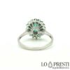 anillo con esmeralda central talla ovalada, contorno de diamantes, engaste de alambre