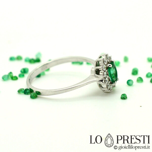 anello-con-smeraldo-naturale-zambia-taglio-ovale-e-diamanti