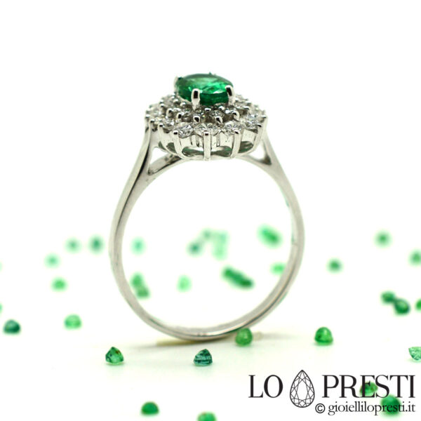 Ring mit Smaragd im Ovalschliff und Diamanten im Brillantschliff aus Weißgold