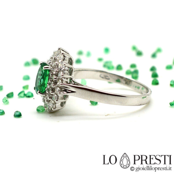 кольцо-с-интенсивно-зеленым-изумрудом-Замбии и бриллиантами