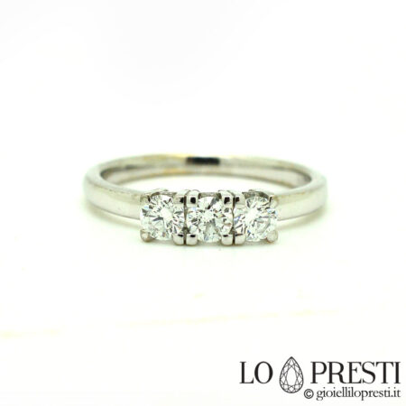 Trilogy ring in white gold and brilliant diamonds