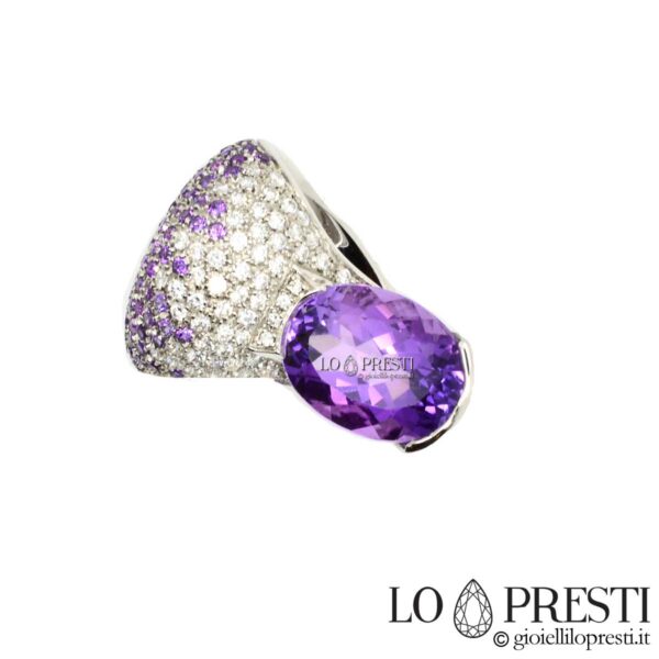 anillo de cóctel elegante con amatista y diamantes, particular forma ondulada con pavé de amatista y diamantes