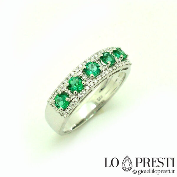 anel com esmeraldas naturais e diamantes brilhantes