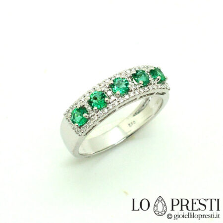 Ring mit natürlichen Smaragden und Diamanten