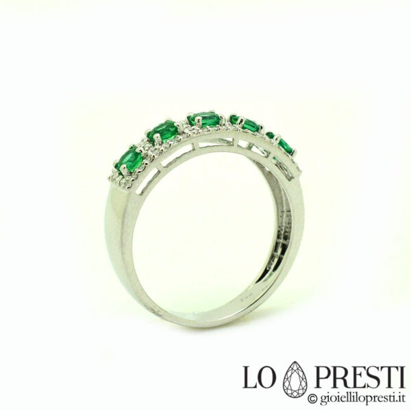 anillo con esmeraldas naturales y diamantes brillantes