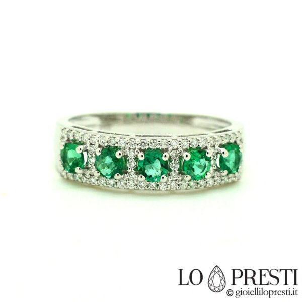 anel com esmeraldas naturais e diamantes