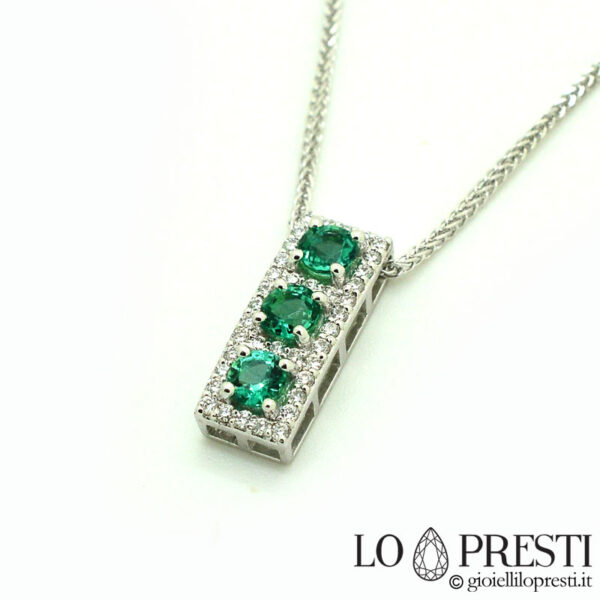 Trilogie-Halskette mit natürlichen Smaragden und zertifizierten Diamanten