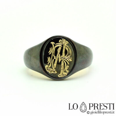 男士黑色镀铑金戒指，饰有个性化的字母组合首字母