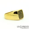 18kt yellow gold chevaliere ring na may mga itim na zircon