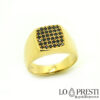18kt yellow gold chevaliere ring na may mga itim na zircon