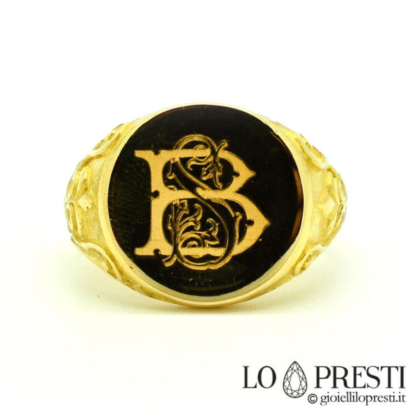 Chevaliere-Ring mit Initialen aus 18-karätigem Gelbgold