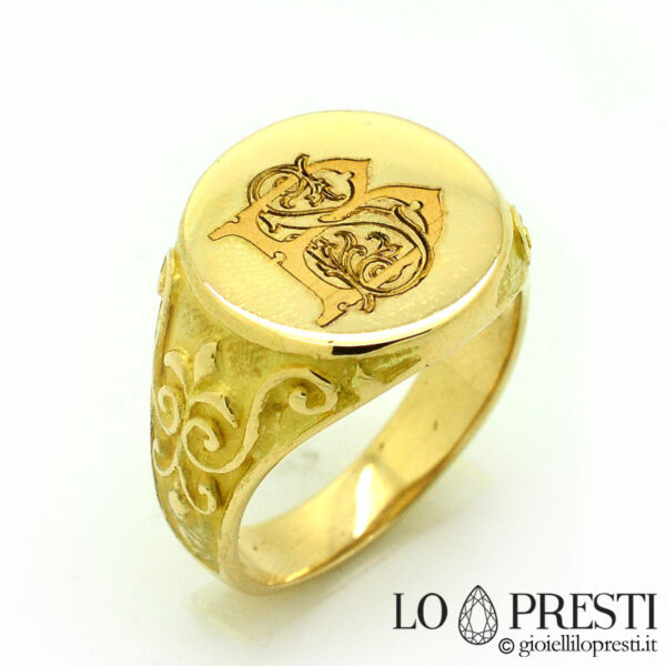 Chevaliere ring with initials in 18kt yellow gold