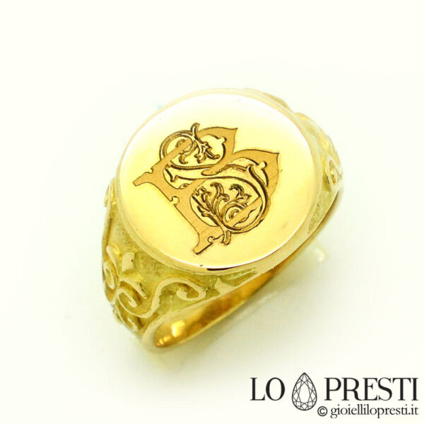 Chevalier ring with initials in 18kt yellow gold