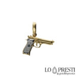 кулон-подвеска из 18-каратного золота с пистолетом