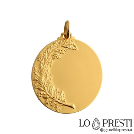 Медаль может быть персонализирована гравировкой из желтого золота 18 карат.