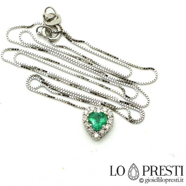 Halskette und Anhänger mit natürlichem Smaragd im Herzschliff und Diamanten im Brillantschliff, Garantiezertifikat und Geschenkbox.