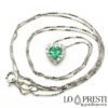 Halskette und Anhänger mit natürlichem Smaragd im Herzschliff und Diamanten im Brillantschliff, Garantiezertifikat und Geschenkbox.
