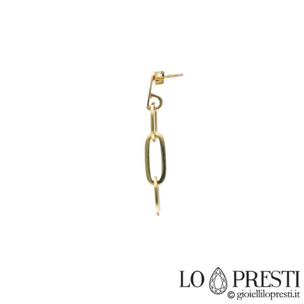 Chain link pendant earrings in 18kt yellow gold, polished finish, snap closure.