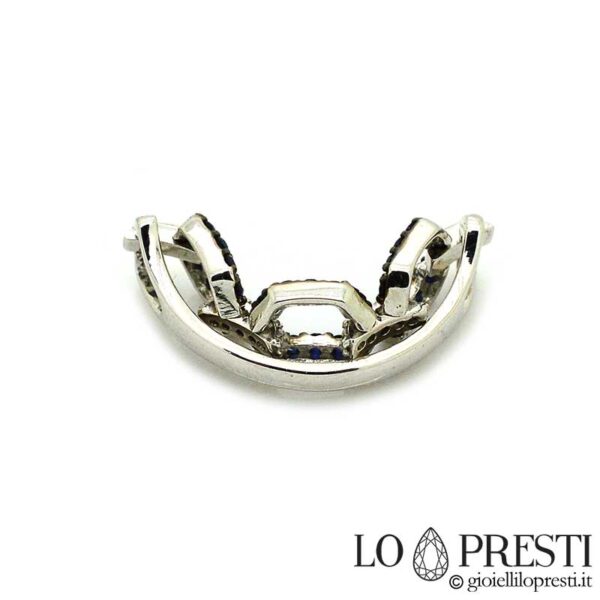 Шарнирное кольцо из белого золота 18 карат с натуральными сертифицированными сапфирами и бриллиантами классической огранки. Элегантное, особенное и изысканное.