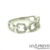 Anel articulado em ouro branco 18kt com diamantes em lapidação brilhante, particular, elegante e refinado.