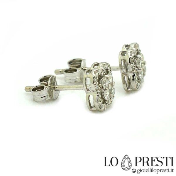 時代を超越した宝石である認定ブリリアントカット ダイヤモンドを使用したエレガントで洗練された女性用イヤリング。