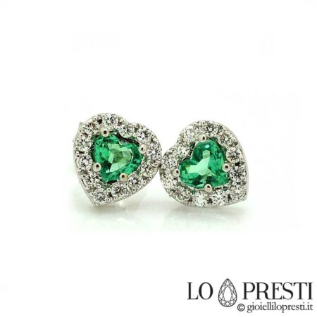 Mga hikaw na may heart-cut natural emeralds at brilliant-cut diamonds sa 18kt white gold