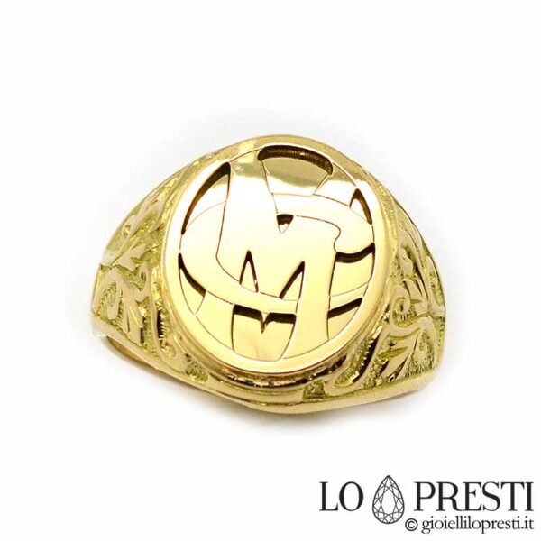 Men's ring in 18 kt yellow gold personalized with initials, handcrafted product.