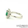 Anel com esmeralda natural e diamantes certificados em lapidação brilhante, um clássico intemporal da joalharia.