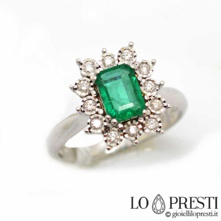 Anel com esmeralda natural e diamantes certificados em lapidação brilhante, um clássico intemporal da joalharia.