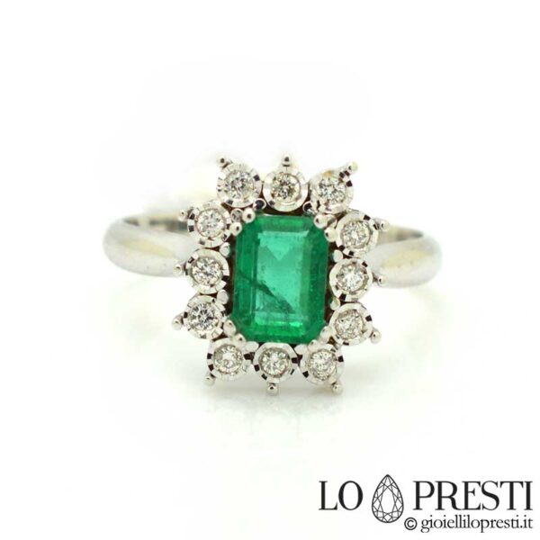 Anello con smeraldo naturale e diamanti taglio brillante certificato.Un classico della gioielleria,intramontabile.