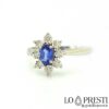 Anillo elegante y refinado con zafiro natural y diamantes talla brillante, elaboración refinada para resaltar mejor las gemas.