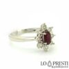 Anel elegante e refinado com rubi natural e diamantes em lapidação brilhante, acabamento refinado para melhor realçar as gemas.