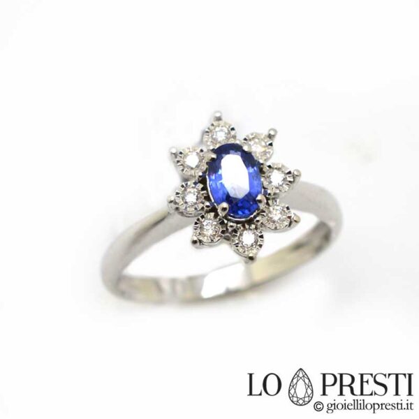 Элегантное и изысканное кольцо с натуральным сапфиром и бриллиантами классической огранки. Утонченная работа подчеркивает драгоценные камни.
