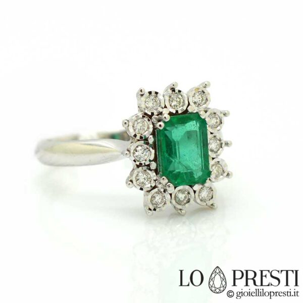 Singsing na may natural na emerald at certified brilliant cut diamonds. Isang walang hanggang klasikong alahas.
