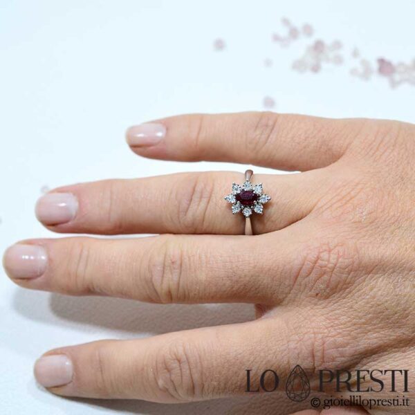 Anillo elegante y refinado con rubí natural y diamantes talla brillante, elaboración refinada para resaltar mejor las gemas.
