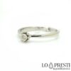 Anel solitário em ouro branco 18kt com diamante certificado em lapidação brilhante para noivado ou para relembrar um momento importante.