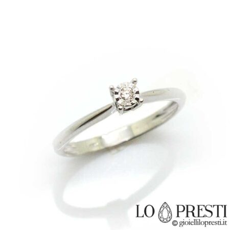 Solitaire ring sa 18kt white gold na may certified brilliant cut diamond para sa engagement o para maalala ang isang mahalagang sandali.