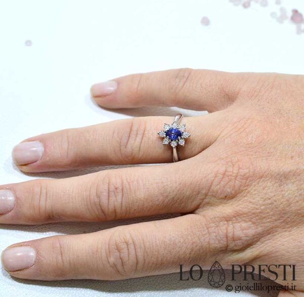 Eleganter und raffinierter Ring mit natürlichem Saphir und Diamanten im Brillantschliff, raffinierte Verarbeitung, um die Edelsteine ​​optimal hervorzuheben.