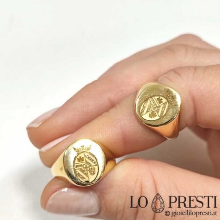 خاتم بيضاوي من الذهب الأصفر عيار 18 قيراطًا قابل للتخصيص بالأحرف الأولى من اسمك أو شعار النبالة العائلي.