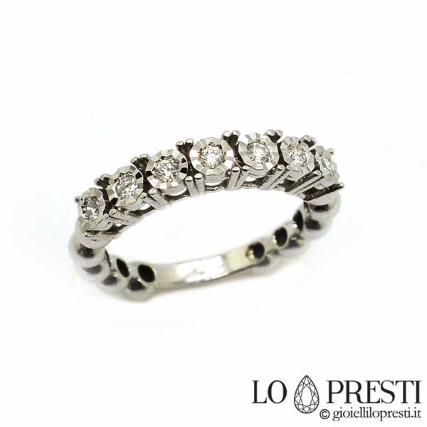 ダイヤモンドをあしらった18Kホワイトゴールドの結婚指輪リング。貴石とファッショントレンドを最大限に際立たせる特別なセッティング。