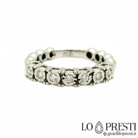 Alliance en or blanc 18 carats avec diamants, monture particulière qui met au mieux en valeur les pierres précieuses, tendance mode.