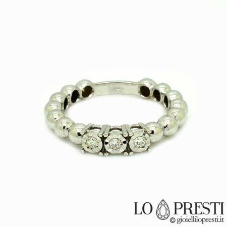 Trilogy ring in 18kt white gold with diamonds, particular setting that best highlights the precious stones, fashion trend.
