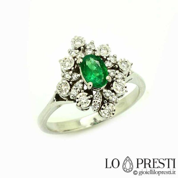 Anel com esmeralda natural e diamantes em talhe brilhante para aniversário, noivado ou simplesmente para recordar um momento importante.