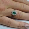 Oferta de desconto promocional de anel com esmeralda natural e diamantes brilhantes
