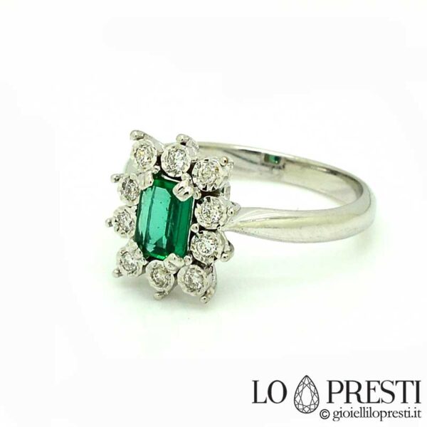 Oferta de descuento promocional anillo con esmeralda natural y diamantes brillantes