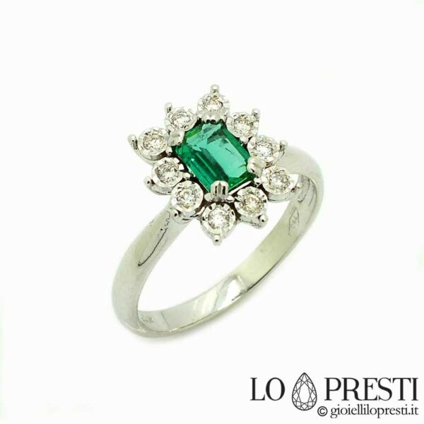 Oferta de descuento promocional anillo con esmeralda natural y diamantes brillantes