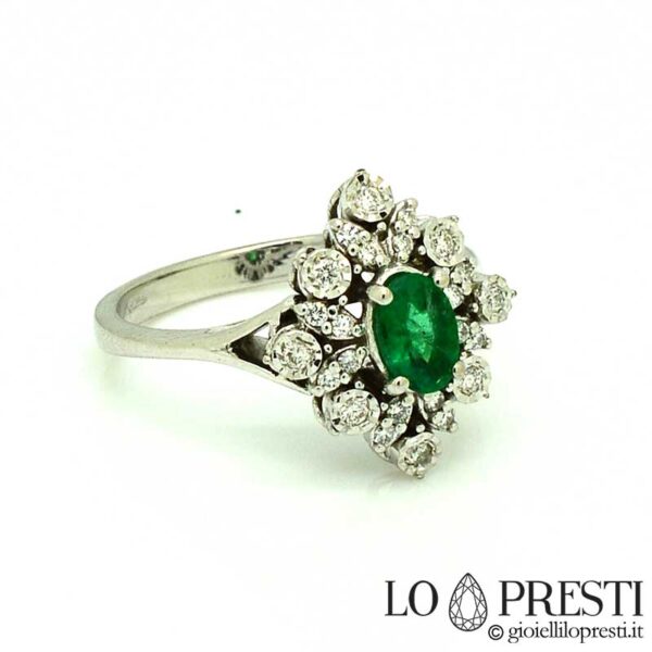 Anel com esmeralda natural e diamantes em talhe brilhante para aniversário, noivado ou simplesmente para recordar um momento importante.